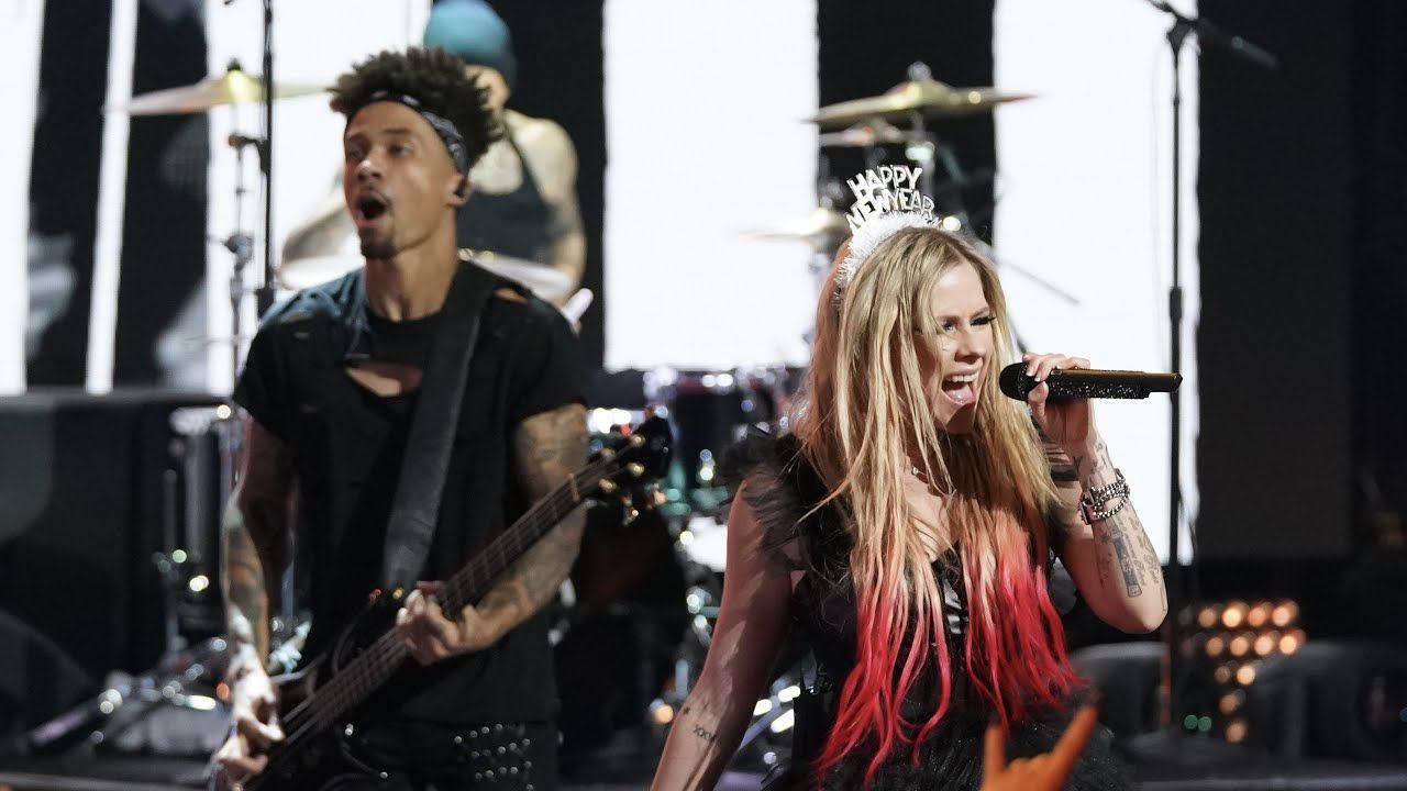 Avril Lavigne ft. Travis Barker - Bite Me (Live at New Year\'s Rockin Eve 2022)