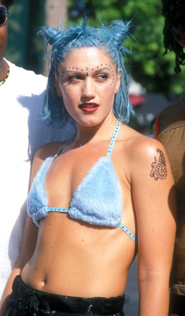 Gwen-Stefani-Blue-Hair-Face-Jewels-at-1998-MTV-Video-Music-Awards.jpg