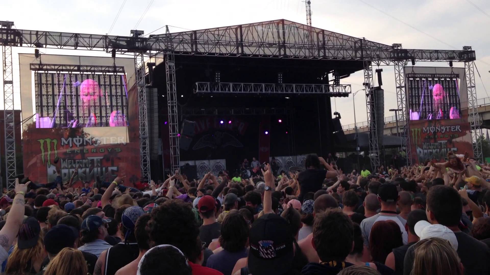 Five Finger Death Punch - Lift Me Up (Live) Rockville 2014