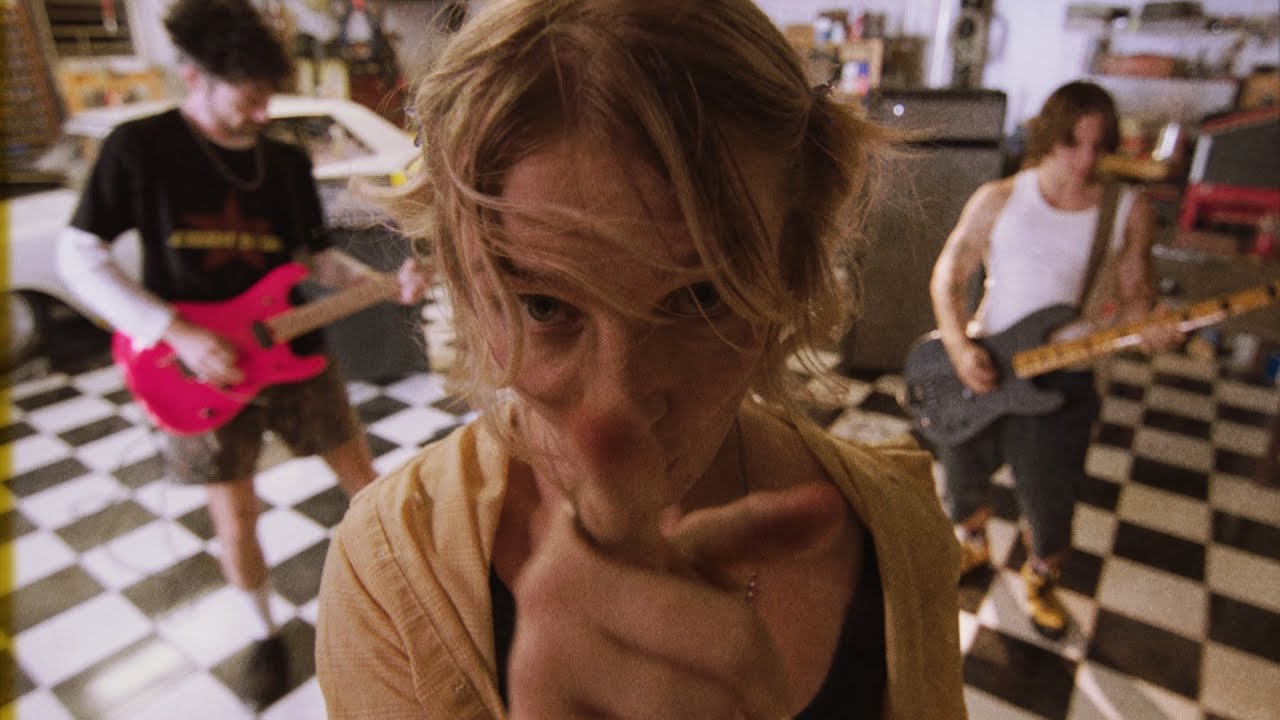 Winona Fighter - R U Famous (Official)