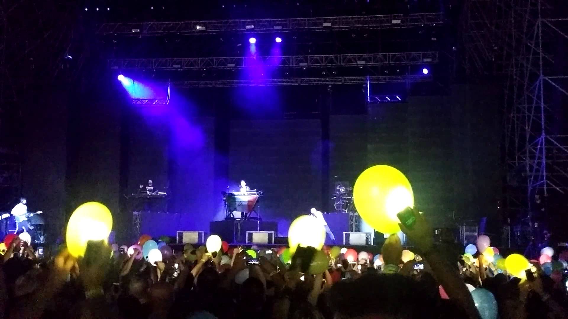 Final Masquerade - Linkin Park (Rock in Roma 2015) - Flash mob with balloons