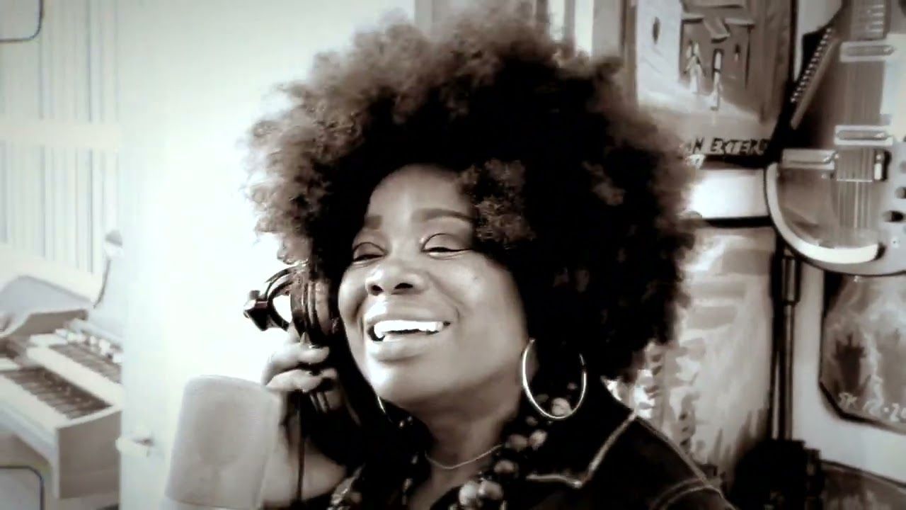 Bette Smith - I Want To Know What Love Is (Official)