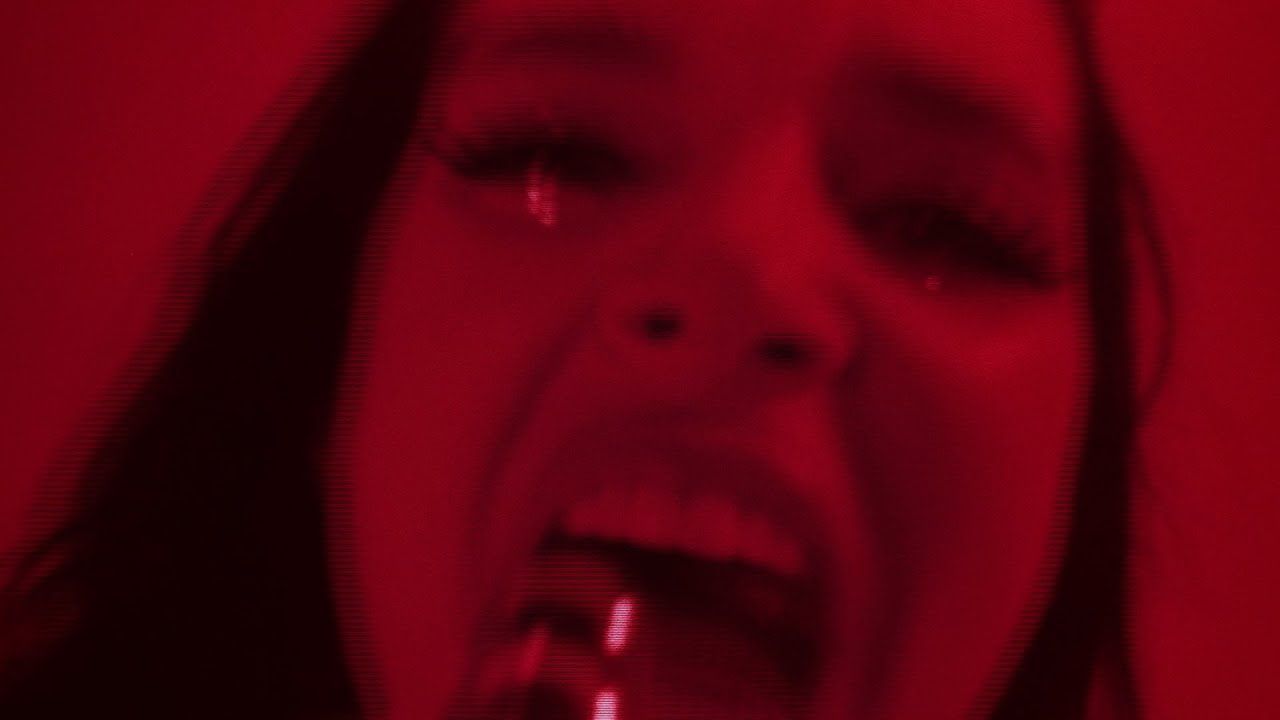 Poppy - The Center\'s Falling Out (Performance Video)