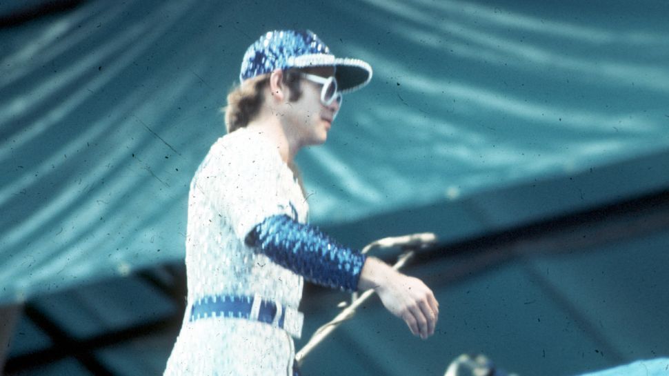 Elton John - The Bitch Is Back (Dodger Stadium, Los Angeles 1975)