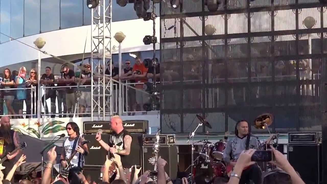 Five Finger Death Punch - Under and over it live shiprocked 2014