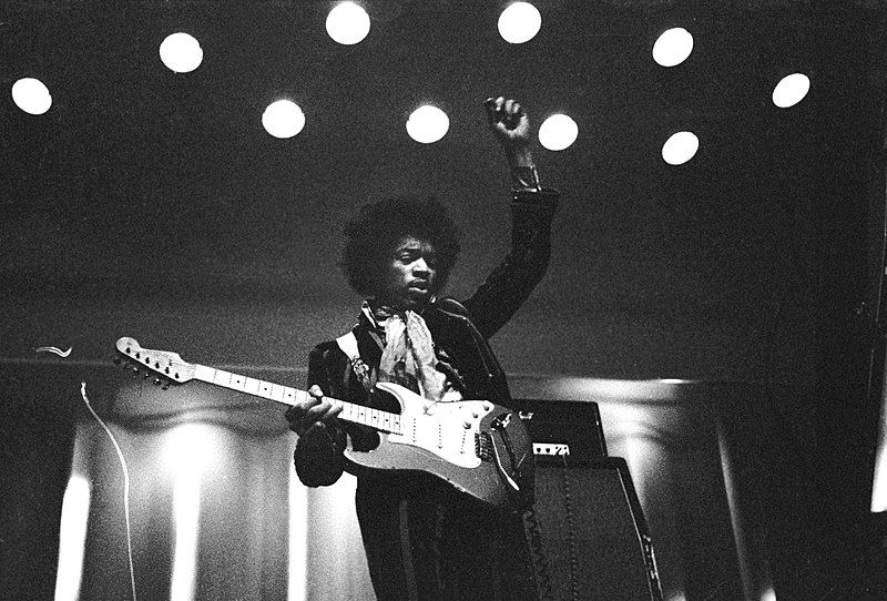 800px-Jimi-Hendrix-1967-Helsinki.jpg